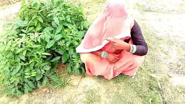 धान लगने गई खेत और सासुर जी ने जबरदस्ती चोद दिया