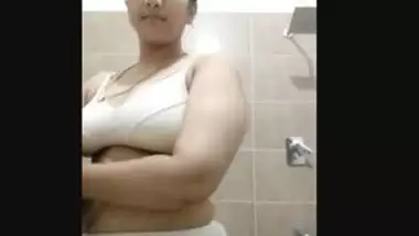 Dei cute aunty fingering pussy selfie video