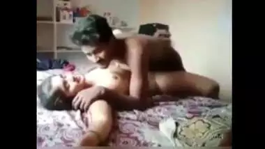 देसी जोड़े की अकेले कमरे में चुदाई, जब घर में कोई नहीं था