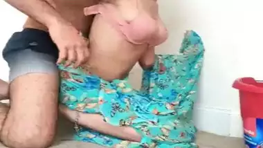 देसी सेक्सी मैड की चूत चुदाई गालियों के साथ