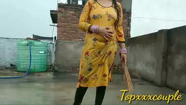 सावन के महीने में नई पड़ोसन के साथ बारिश में मस्ती