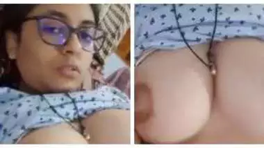 बड़े बूब्स वाली चश्मिश लड़की ने चूत थपथपाकर किया हस्तमैथून