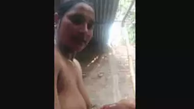 Village bhabhi on vc while bathing