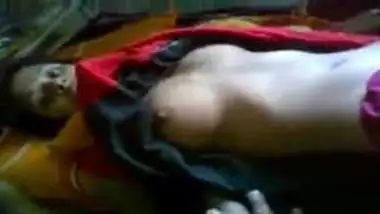 लुंगी में हाथ डालकर लंड हिलाती देसी बीवी