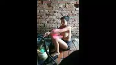 बड़े बूब्स नंगे कर नहाती लड़की