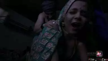 बस सफर के दौरान गलती से अपने सजन के जगह अनजान यात्री से चुदी देहाती लुगाई