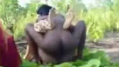 जंगल में देसी लड़की की चूतफाड़ चुदाई