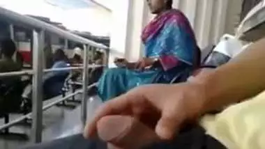 बस स्टॉप पर लड़की के सामने लंड हिलाया