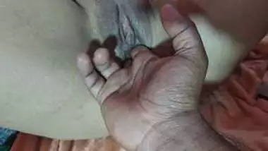 देसी गर्ल की चूत ऊँगली से चोदी