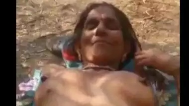 शादीशुदा देहाती आंटी को फसा कर जंगल में चुदाई की