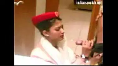 पाकिस्तानी एयर होस्टेस ने मस्त लंड चूसा