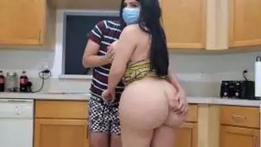 कोरोना वायरस से मोम बेटे से चुदने के लिए हुई मजबूर