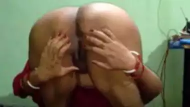 दोस्त की माँ को चोदा घाघरा उठा के