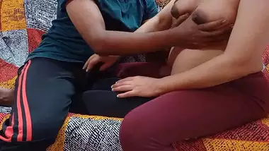 फुसलाकर पडोसी की बीवी को चोदा घर में