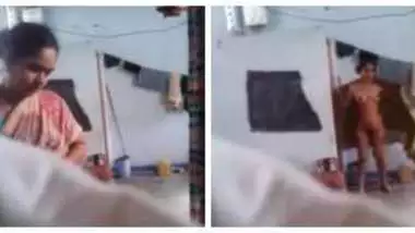 बेटे ने माँ को नहाते और कपड़े बदलते फिल्माया