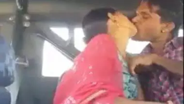 जीप की पिछली सीट पर लिटा कर विमला की बुर चुदाई