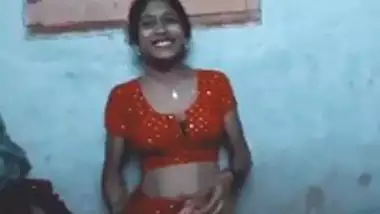 यंग देसी लड़की को बॉयफ्रेंड ने प्यार से कपडे उतार कर चोदा