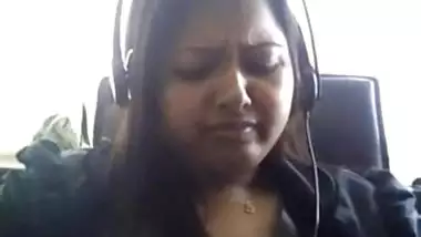 ऊब हिंदी फिल्म वीडियो भारतीय एमेच्योर वेबकैम पर उसके स्तन