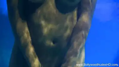 बॉलीवुड वर्णिम फोटो पानी बेब है