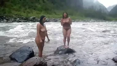 दो सक्सि तक भारतीय परिपक्व महिला नग्न नदी में स्नान