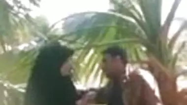 भारतीय खूबसूरत मुस्लिम लड़की को एक पार्क में उसके प्रेमी