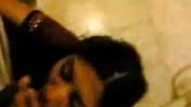 भारतीय करीना कपूर की बफ साड़ी बनाम भारतीय