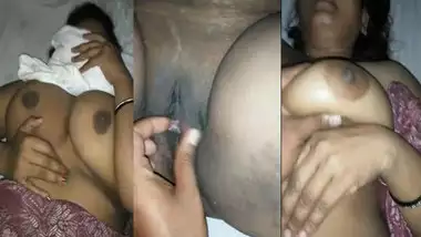 बीबी ने पति के दोस्त को चूत दिखाई