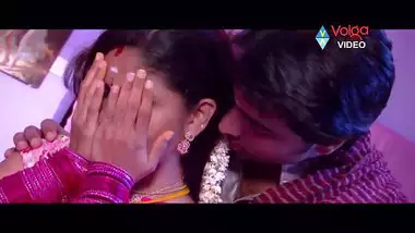 सुंदर वीडियो दिखाएं लड़की टीवी पर