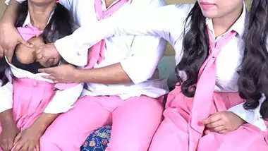 थ्रीसम बीएफ वीडियो स्कूल ड्रेस पहेनी हुई लड़कियों की