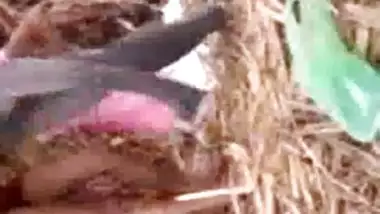 गर्म लड़की उसे के साथ क्षेत्र में