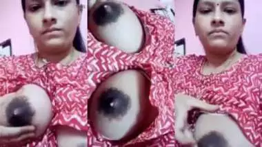 औरत ने गाउन में से बड़े बड़े बूब्स बाहर निकालकर दबाकर निकाला उनका मीठा दूध