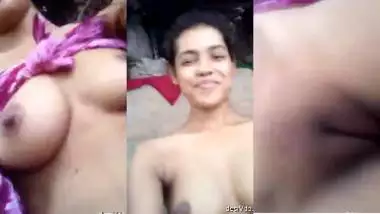 देहाती लड़की ने दबाए अपने चुचे, दिखाई अपनी चिकनी चूत