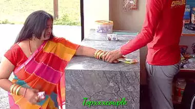 दुकान पर सामान लेने आई सेक्सी ग्राहक को पकड़कर चोद ड़ाला।