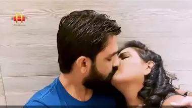 ऑफ़िस की सेक्सी लड़की के बिग बूब्स चूसकर नंगा किया