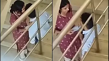 Hot indian lovers caught In action In entryway, Desi sex mms online