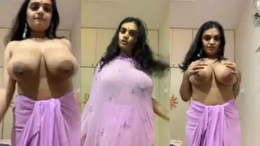 Nude Indian big boob milf dances on camera
