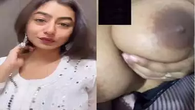 Indian Instagram influencer sowing big boobs MMS