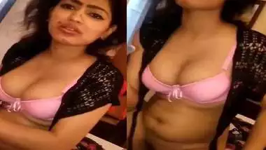 Sexy maal showing pussy before client viral MMS