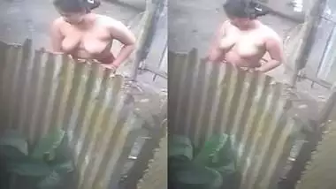 Neighbour village bhabhi bathing caught on camera